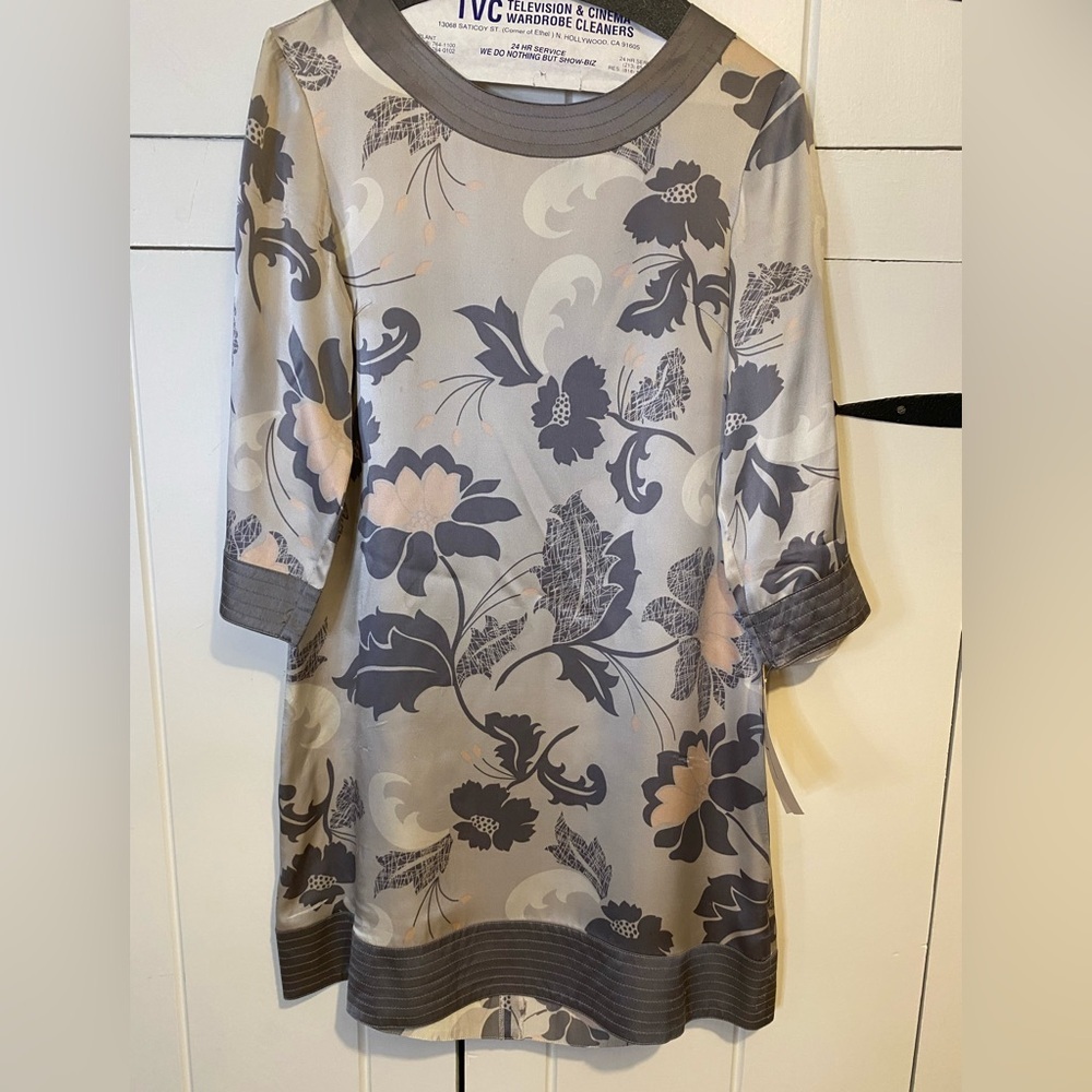 Mac & Jac Gray Floral Mini Dress with Gray Trim on Collar, Cuffs and Hem. Size 4